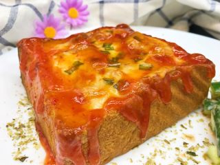 10、土司还可以这样吃,烤好后，淋上辣椒酱，或者番茄酱……依照个人喜好选择酱料。