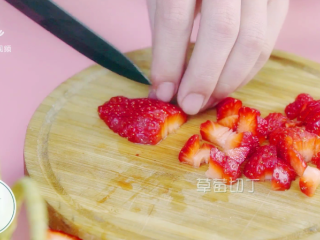 1、自制草莓酱，把春天的味道封存起来~,草莓洗净，切丁