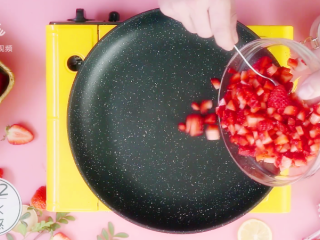 2、自制草莓酱，把春天的味道封存起来~,草莓倒入锅中