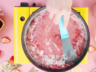 5、自制草莓酱，把春天的味道封存起来~,大火煮至沸腾，不停搅拌，避免粘锅