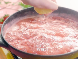 6、自制草莓酱，把春天的味道封存起来~,挤少许柠檬汁