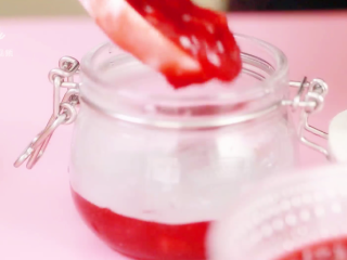 9、自制草莓酱，把春天的味道封存起来~,分装到干净的罐子中，密封保存。