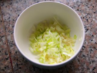 12、香辣烤鱼,大蒜剥皮打成蒜蓉。