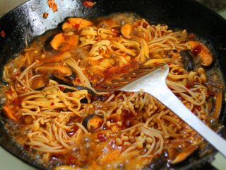 20、香辣烤鱼,关火，配菜做好。