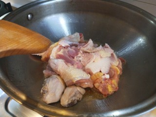 8、蜜汁鸡腿,倒入鸡腿炒。
