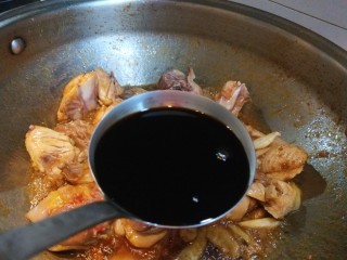 12、蜜汁鸡腿,加入生抽。