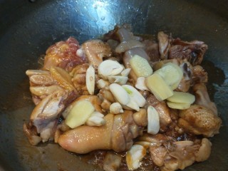 10、蜜汁鸡腿,加入葱姜蒜。