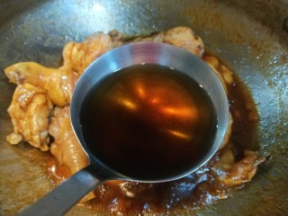 13、蜜汁鸡腿,加入料酒。