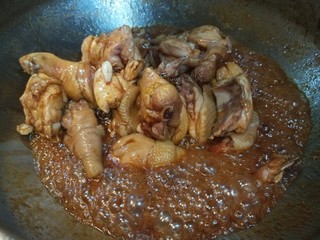 14、蜜汁鸡腿,加入红烧酱油。
