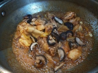 15、蜜汁鸡腿,加入香菇。