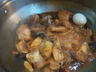 17、蜜汁鸡腿,加入熟鸡蛋。