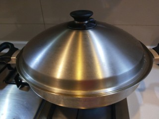 18、蜜汁鸡腿,盖好盖子小火慢炖四十五分钟