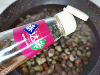 2、麻辣田螺,冷水下锅加一勺料酒焯水后捞出沥干水份