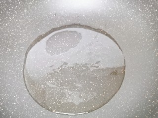 3、麻辣田螺,锅内热油