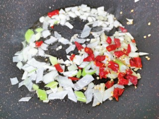 4、麻辣田螺,倒入姜葱蒜辣椒香料