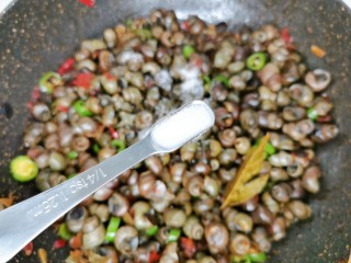 14、麻辣田螺,加小勺盐调味，翻炒均匀即可。