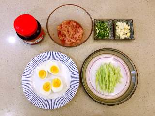 1、酱香拌面,准备食材