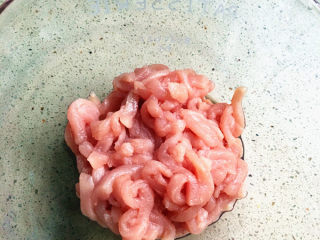 2、酱香拌面,猪肉切成肉丝