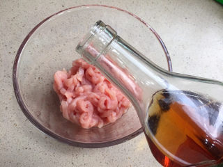 3、酱香拌面,倒入料酒