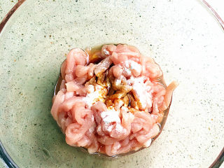 4、酱香拌面,再放入生抽和淀粉