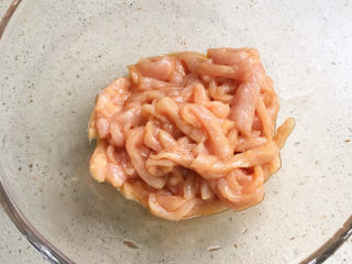 5、酱香拌面,抓揉均匀,腌制5分钟