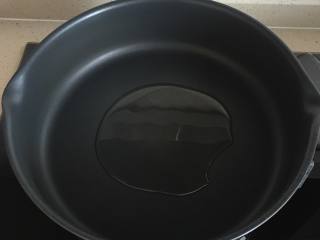 6、酱香拌面,热锅以后再倒入适量的油