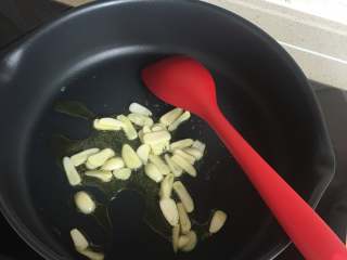 7、酱香拌面,放入蒜,翻炒出香味