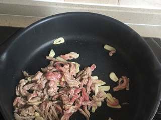 8、酱香拌面,放入猪肉,翻炒2分钟