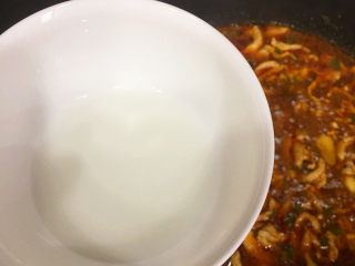 11、酱香拌面,淀粉兑水搅拌均匀,倒入锅中