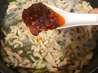 9、酱香拌面,放入葱,继续翻炒1分钟,然后加入豆瓣酱