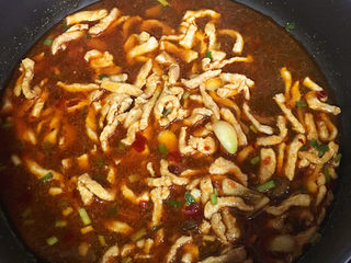 10、酱香拌面,再放入适量的开水和糖,煮2分钟左右