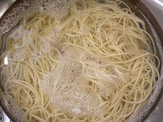 13、酱香拌面,炒料的同时,可以顺便下面条,水开以后放入面条,煮熟以后沥干水分放到碗中。