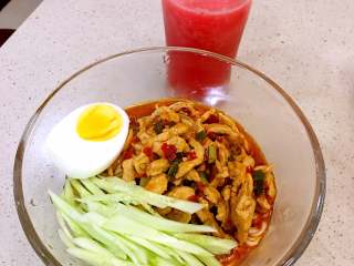 14、酱香拌面,把准备好的酱料浇在面上即可。