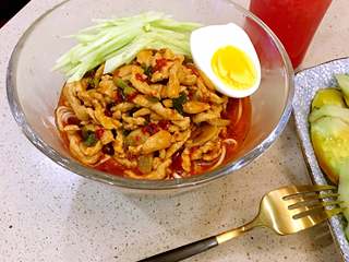 15、酱香拌面,放上准备好的黄瓜、鸡蛋这些配菜就可以了。