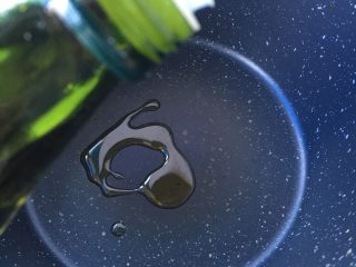 9、蚝油杏鲍菇,锅里倒适量的油