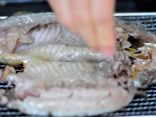 9、烤鱼,撒上一点点椒盐粉，不用多，因为之前已经用盐腌制过。