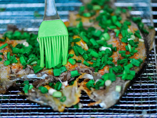 10、烤鱼,在葱上抹点油。