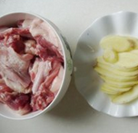 1、姜母鸭 ,将鸭肉洗净后切块，老姜切成片。