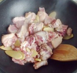 3、姜母鸭 ,待姜片煸至微微发黄时将鸭肉倒入。