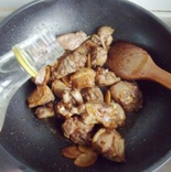 5、姜母鸭 ,炒均匀后倒入广东米酒。