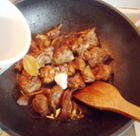 8、姜母鸭 ,加入没过鸭肉的开水。