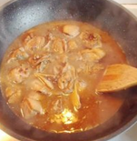 9、姜母鸭 ,开大火烧至沸腾，转小火慢慢炖1.5个小时.