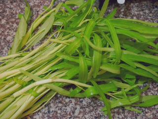 1、腐乳空心菜,菜市场买来适量空心菜