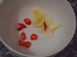 8、腐乳空心菜,还有切成小段的红米椒