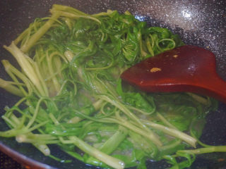 12、腐乳空心菜,大火翻炒1分钟