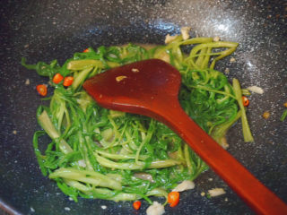 16、腐乳空心菜,最后倒入腐乳，翻炒1分钟