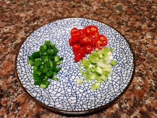 2、酱焖鲫鱼,将辣椒、小葱切小段，葱头和叶子分开放。