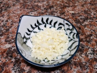 3、酱焖鲫鱼,将大蒜切碎备用。