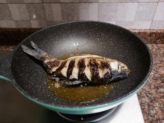 7、酱焖鲫鱼,翻面再煎一会儿然后捞出。