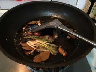 1、蟹粉鲜肉月饼,色拉油里加入八角、桂皮、香叶、草果、白胡椒粉等熬制（材料外）